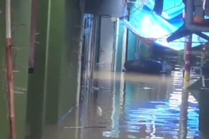 Permukiman warga di kawasan Kebon Pala, RW 04 dan RW 05, Kelurahan Kampung Melayu, Kecamatan Jatinegara, Jakarta Timur pada Kamis (30/11), kembali banjir hingga setinggi 1,7 meter. Foto: Dok/ipol.id