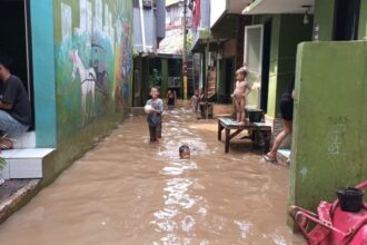 Anak-anak bermain bola dan berenang saat permukiman warga kawasan Kebon Pala, RW 04 dan RW 05, Kampung Melayu, Jatinegara, Jakarta Timur, kembali kebanjiran akibat luapan Sungai Ciliwung, Rabu (15/11). Foto: Ist