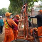 Wali Kota Jakarta Timur, M. Anwar dan jajaran saat meninjau pembuatan sumur resapan dengan kedalaman 30 meter di Jakarta Timur, Selasa (7/11). Foto: Ist