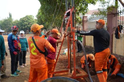 Wali Kota Jakarta Timur, M. Anwar dan jajaran saat meninjau pembuatan sumur resapan dengan kedalaman 30 meter di Jakarta Timur, Selasa (7/11). Foto: Ist