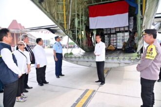 Presiden Jokowi melepas pengiriman bantuan kemanusiaan untuk Palestina, Sabtu (4/11), di Pangkalan TNI Angkatan Udara, Halim Perdanakusuma, Jakarta. Foto: Twitter @jokowi
