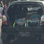 Pengendara letawakn 2 anak dibagasi mobil saat berjalan di Solo. Foto: IG, @undercover (tangkap layar)