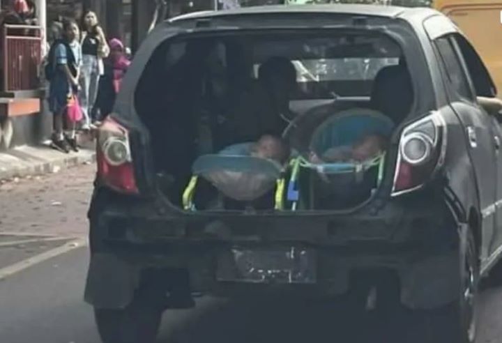 Pengendara letawakn 2 anak dibagasi mobil saat berjalan di Solo. Foto: IG, @undercover (tangkap layar)
