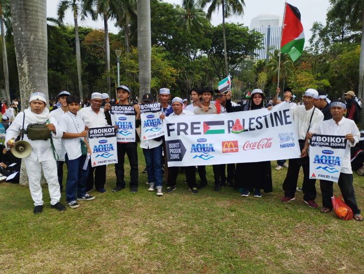 Sejumlah peserta Aksi Bela Palestina membentangkan sejumlah korporasi yang diduga mendukung kebijakan Israel atas Palestina. Foto: ist