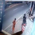 Terekam kamera CCTV, Minggu (26/11), aksi percobaan pencurian motor oleh pasangan suami istri (Pasutri) pada toko roti di Jalan Cipinang Muara Raya, Cipinang Muara, Jatinegara, Jakarta Timur, Selasa (21/11) sekitar pukul 21.30 WIB. Foto: Joesvicar Iqbal/ipol.id