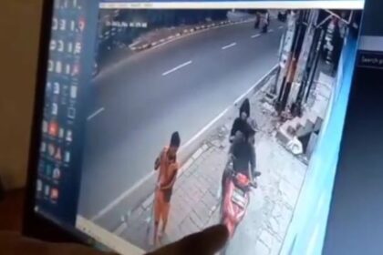 Terekam kamera CCTV, Minggu (26/11), aksi percobaan pencurian motor oleh pasangan suami istri (Pasutri) pada toko roti di Jalan Cipinang Muara Raya, Cipinang Muara, Jatinegara, Jakarta Timur, Selasa (21/11) sekitar pukul 21.30 WIB. Foto: Joesvicar Iqbal/ipol.id