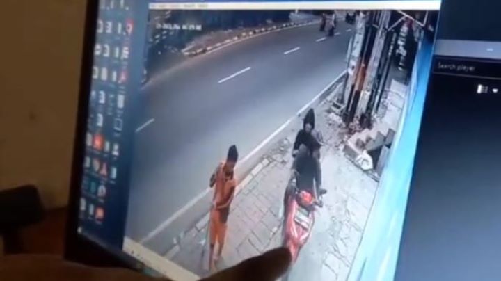 Terekam kamera CCTV, Minggu (26/11), aksi percobaan pencurian motor oleh pasangan suami istri (Pasutri) pada toko roti di Jalan Cipinang Muara Raya, Cipinang Muara, Jatinegara, Jakarta Timur, Selasa (21/11) sekitar pukul 21.30 WIB. Foto: Joesvicar Iqbal/ipol.id