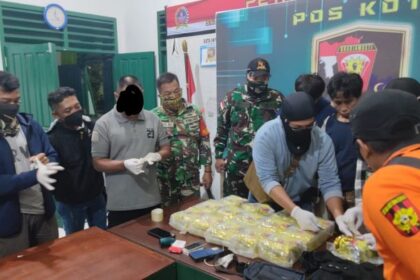 Satgas Pamtas Yonarmed 10 Bradjamusti/1/1 Kostrad saat mengamankan narkotika jenis sabu seberat 15,5 Kg di jalur tidak resmi di Provinsi Kalimantan Barat (Kalbar). Foto: Yonarmed 10 Bradjamusti/1/1 Kostrad