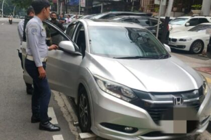 Aparat Suku Dinas Perhubungan (Sudinhub) Kota Administrasi Jakarta Selatan menderek tiga mobil yang parkir liar di Jalan Suryo, Jalan Mahakam dan Jalan Melawai Raya, Kebayoran Baru, Senin (27/11). Foto: Ist