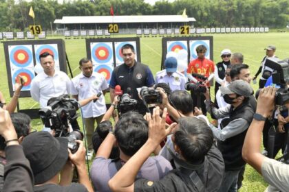 Menpora Dito saat membuka Kejuaraan Nasional (Kejurnas) Panahan Tahun 2023 dan Kejurnas Barebow di Lapangan Stadion GOR Padjajaran, Bogor, Jawa Barat, Sabtu (18/11) siang. Foto: Kemenpora
