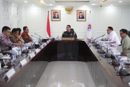 Menpora Dito Ariotedjo memimpin Rapat Koordinasi (Rakor) Persiapan Penyelenggaraan Aquabike World Championship Lake Toba 2023 di Lantai 10 Graha Kemenpora, Kamis (9/11) sore. Foto: kemenpora