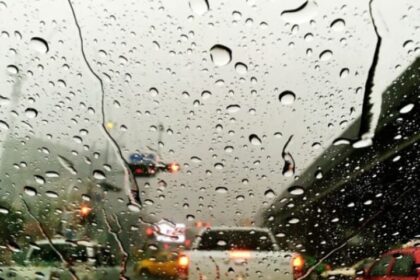 Saat hujan deras sering kali pengendara motor meneduh di bawah jembatan maupun kolong jalan tol. Foto: Freepik
