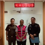 MA selaku mantan Kepala Human Development Universitas Indonesia (HuDev UI) saat ditahan oleh Kejari Jaksel. Foto: Seksi Intelijen Kejari Jaksel
