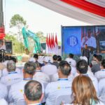 Presiden Joko Widodo resmi melakukan peletakan batu pertama untuk memulai pembangunan Kompleks Perkantoran Bank Indonesia di Ibu Kota Nusantara (IKN), Provinsi Kalimantan Timur. Foto: Setneg