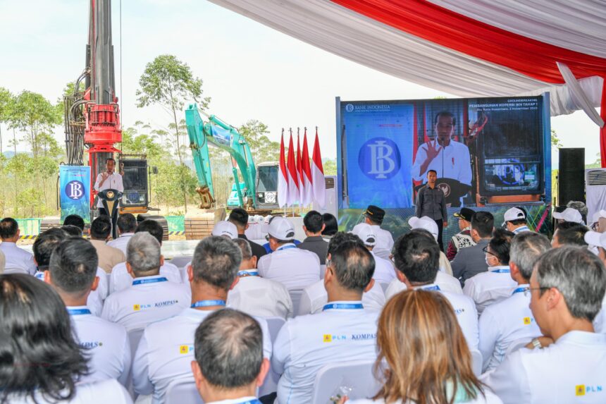 Presiden Joko Widodo resmi melakukan peletakan batu pertama untuk memulai pembangunan Kompleks Perkantoran Bank Indonesia di Ibu Kota Nusantara (IKN), Provinsi Kalimantan Timur. Foto: Setneg