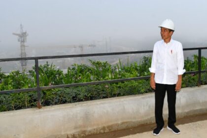 Presiden Joko Widodo mengawali pagi di Ibu Kota Nusantara (IKN), Kabupaten Penajam Paser Utara, Provinsi Kalimantan Timur, dengan mengunjungi lokasi pembangunan Kantor Presiden, pada Kamis, 2 November 2023. Foto: BPMI Setpres