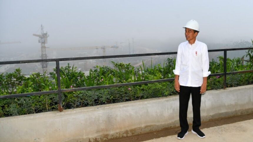 Presiden Joko Widodo mengawali pagi di Ibu Kota Nusantara (IKN), Kabupaten Penajam Paser Utara, Provinsi Kalimantan Timur, dengan mengunjungi lokasi pembangunan Kantor Presiden, pada Kamis, 2 November 2023. Foto: BPMI Setpres