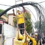 Sejumlah petugas Suku Dinas Bina Marga Jakarta Timur melakukan penataan kabel udara sepanjang 1,5 kilometer (km) yang acak-acakan di Jalan Pahlawan Revolusi, Pondok Bambu, Duren Sawit, Kamis (23/11) siang. Foto: Ist