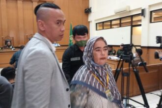Fauziah, Ibunda Imam Masykur didampingi kuasa hukum saat menghadiri Pengadilan Militer II-08 Jakarta yang mengadili perkara kasus pembunuhan belum lama ini. Foto: Ist