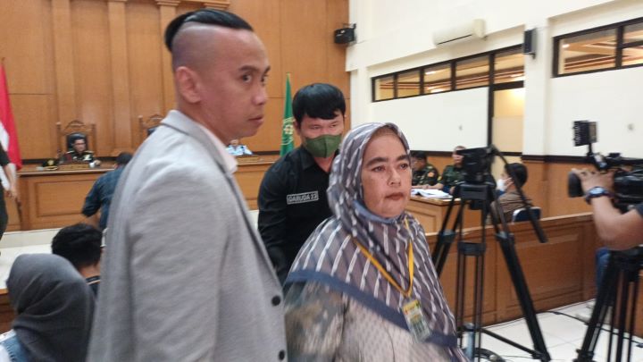 Fauziah, Ibunda Imam Masykur didampingi kuasa hukum saat menghadiri Pengadilan Militer II-08 Jakarta yang mengadili perkara kasus pembunuhan belum lama ini. Foto: Ist