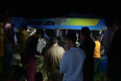 Tampak mobil Elf yang rusak parah tertabrak KA Probowangi di Lumajang. Foto: NTMC