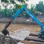 Proses pengerukan lumpur di sungai Jakarta.(foto dok pemprov)