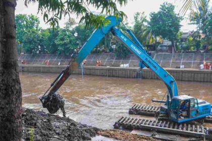 Proses pengerukan lumpur di sungai Jakarta.(foto dok pemprov)