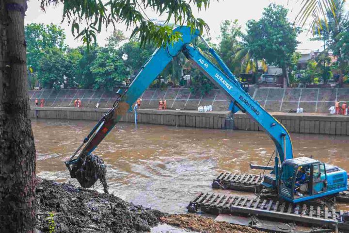 Proses pengerukan lumpur di sungai Jakarta.(foto dok pemprov)