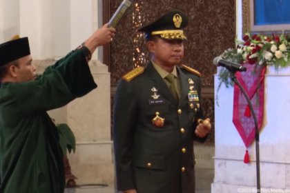 Prosesi pelantikan Jenderal TNI Agus Subiyanto oleh Presiden Jokowi sebagai Panglima TNI di Istana Negara, Jakarta hari ini, Rabu (22/11). Foto: Tangkapan layar Radio Elshinta