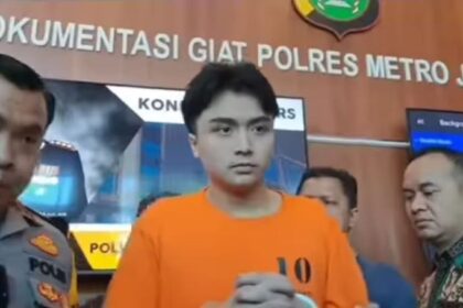 Leon Dozen resmi gunakan baju baju tahanan. Foto: IG, @lensa_berita_jakarta (tangkap layar)