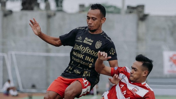 Irfan Jaya (kiri) berduel dengan Novan Sasongko. Foto: Dok. Bali United