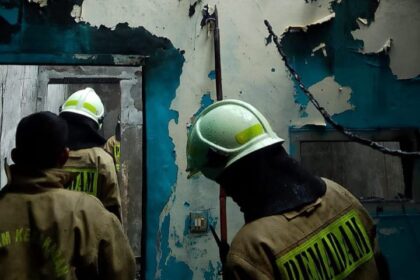 Sejumlah petugas Damkar telah memadamkan dua unit kontrakan di Jalan Sarbini III, RT 04/RW 06, Kelurahan/Kecamatan Makasar, Jakarta Timur, yang dilumat api pada Rabu (15/11) sekitar pukul 12.00 WIB. Foto: Ist