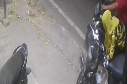 Aksi pencuriannya terekam CCTV hingga viral di media sosial, pelaku diduga pasangan suami isteri mengembalikan handphone kepada korban di sebuah jasa ekspedisi di kawasan Cakung, Jakarta Timur, Senin (6/11). Foto: Ist