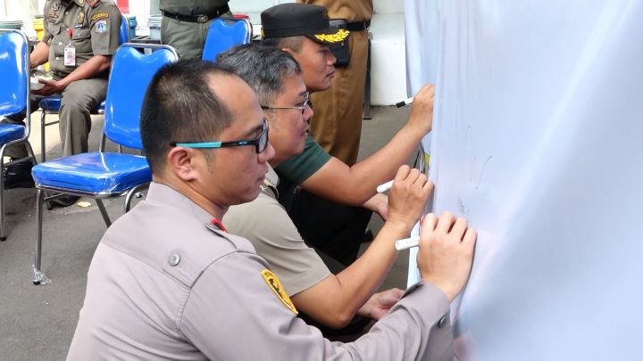 TNI/Polri beserta Komisi Pemilihan Umum (KPU), Badan Pengawas Pemilu (Bawaslu), hingga Aparatur Sipil Negara (ASN) Kecamatan Matraman, Jakarta Timur deklarasi komitmen bersama serta menandatangani bersikap netral dalam pengawasan jalannya Pemilu 2024. Foto: Ist