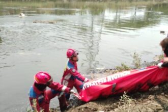 Petugas Damkar saat mengevakuasi mayat berjenis kelamin laki-laki ditemukan di aliran Kanal Banjir Timur (KBT), Kelurahan Ujung Menteng, Kecamatan Cakung, Jakarta Timur (Jaktim), Selasa (7/11) pukul 11.10 WIB. Foto: Damkar Jaktim