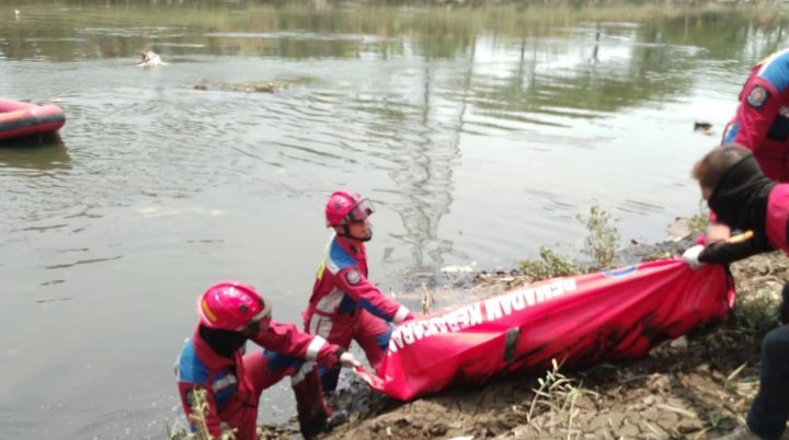 Petugas Damkar saat mengevakuasi mayat berjenis kelamin laki-laki ditemukan di aliran Kanal Banjir Timur (KBT), Kelurahan Ujung Menteng, Kecamatan Cakung, Jakarta Timur (Jaktim), Selasa (7/11) pukul 11.10 WIB. Foto: Damkar Jaktim