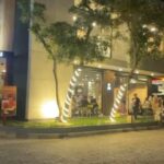 Suasana restoran makanan cepat saji di Jalan Pemuda, Rawamangun, Jakarta Timur, Rabu (22/11) malam. Foto: Ist