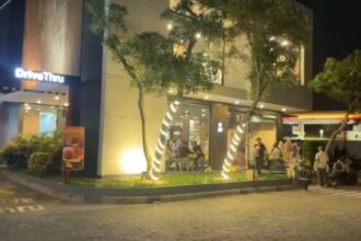 Suasana restoran makanan cepat saji di Jalan Pemuda, Rawamangun, Jakarta Timur, Rabu (22/11) malam. Foto: Ist