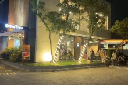 Suasana restoran makanan cepat saji di Jalan Pemuda, Rawamangun, Jakarta Timur, Rabu (22/11) malam. Foto: Ist