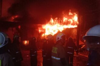 Sejumlah petugas Damkar setempat berjibaku memadamkan api yang melumat enam unit rumah produksi mebel di Jalan Gotong Royong, Pondok Bambu, Duren Sawit, Jakarta Timur, Kamis (16/11) sekitar pukul 02.35 WIB. Foto: Ist