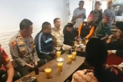 Satpam viral minta maaf kepada kurir karena melepas atribut bendera negara Palestina. Foto: IG, @terang_media (tangkap layar)