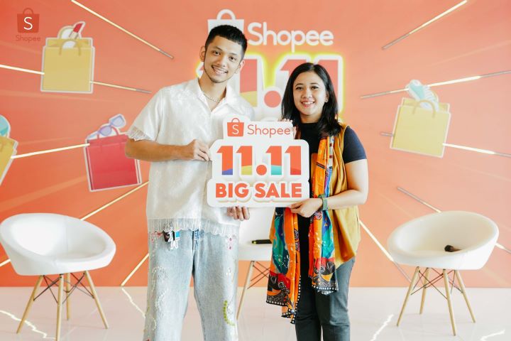 (ki-ka) Basboi & Annisa Pratiwi dari Ladang Lima berfoto bersama dalam acara Media Gathering Shopee 11.11. Foto: Shopee