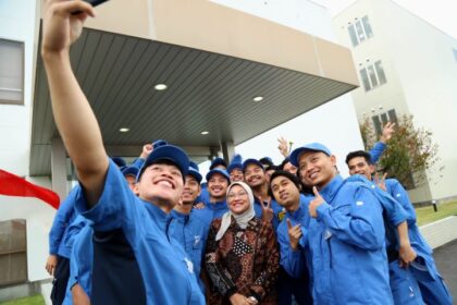 Menaker Ida Fauziyah saat mengunjungi perusahaan industri di Nagoya, Jepang. Foto: Kemnaker