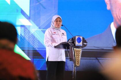 Menteri Ketenagakerjaan Ida Fauziyah saat mengikuti Rapat Koordinasi Nasional Satuan Tugas Pelindungan Pekerja Migran Indonesia, di Cikarang Kabupaten Bekasi Jawa Barat. Foto: Ist