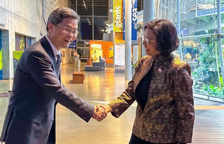 Menteri Keuangan (Menkeu) Sri Mulyani Indrawati bertemu Menkeu China Lan Foan di Asia Pasific Economic Cooperation (APEC) di San Fransisco, AS. Foto: Kemenkeu