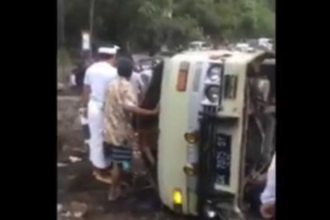 Minibus bermuatan belasan penumpang kecelakaan di Jalan Raya Karangasem-Bangli, Bali. Foto: NTMC