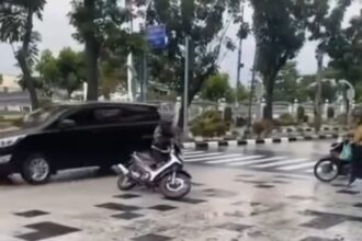 Pengendara motor tergelincir di persimpangan jalan Sudirman, Medan. Foto: IG, @undercover (tangkap layar)
