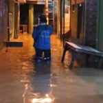 Banjir yang melanda permukiman warga di kawasan Kebon Pala, RW 04 dan RW 05, Kampung Melayu, Jatinegara, Jakarta Timur, belum sepenuhnya surut, Kamis (30/11) malam ini. Foto: Ist