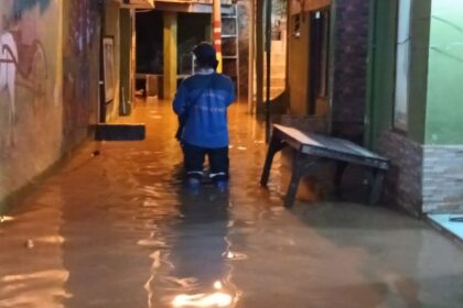 Banjir yang melanda permukiman warga di kawasan Kebon Pala, RW 04 dan RW 05, Kampung Melayu, Jatinegara, Jakarta Timur, belum sepenuhnya surut, Kamis (30/11) malam ini. Foto: Ist