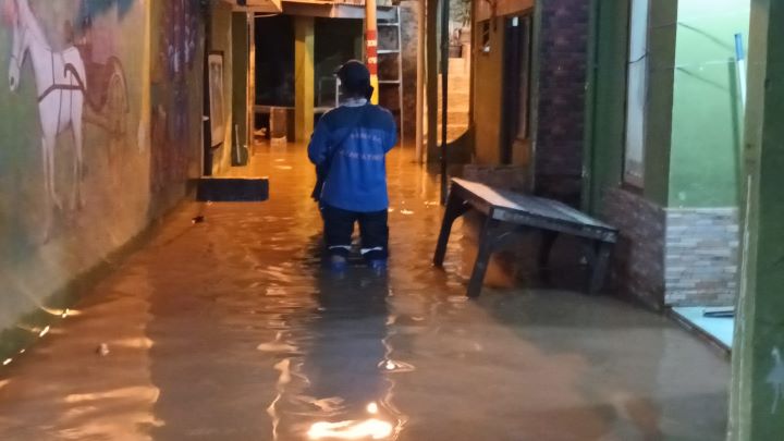 Banjir yang melanda permukiman warga di kawasan Kebon Pala, RW 04 dan RW 05, Kampung Melayu, Jatinegara, Jakarta Timur, belum sepenuhnya surut, Kamis (30/11) malam ini. Foto: Ist